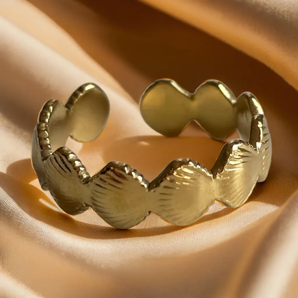 women gold ring – Bague Coquillages Dorés front view

gold plated ring for women – tiny seashell design close-up

gold ring for woman – 18k plated seashell ring on model hand