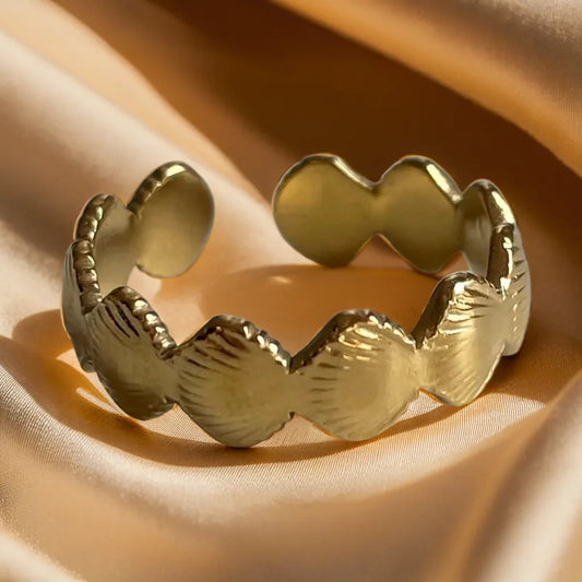 women gold ring – Bague Coquillages Dorés front view

gold plated ring for women – tiny seashell design close-up

gold ring for woman – 18k plated seashell ring on model hand
