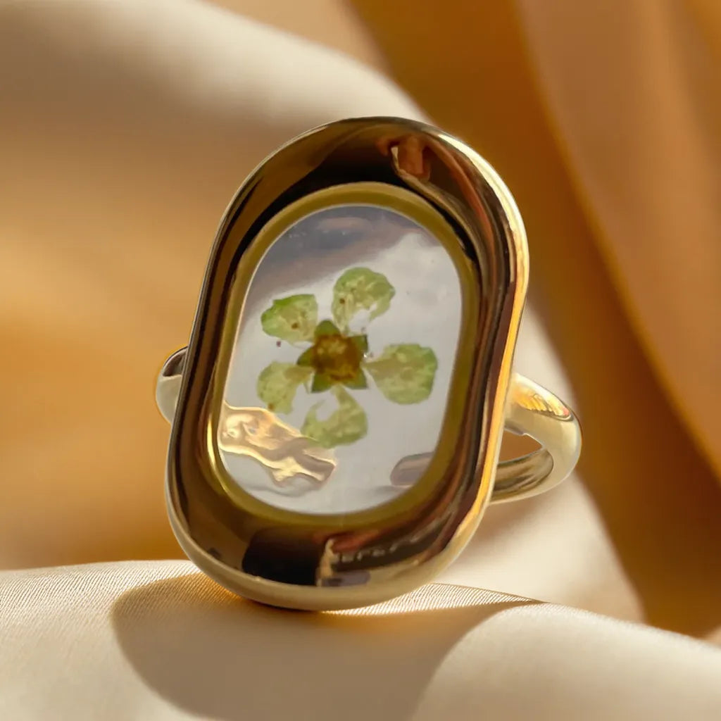 Bague Fleur Verte Pressée – Élégance Dorée 18K