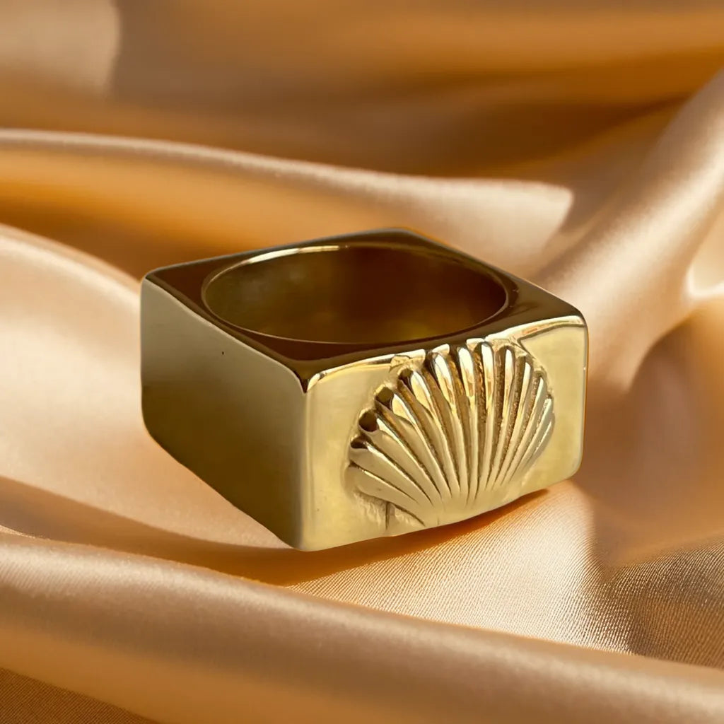 “Mermaid’s Window Ring – 18k gold plated women’s ring size 7 & 8”
“Gold plated ring for women – close-up of Mermaid’s Window design”
“Women’s gold ring – ocean inspired design on hand”
“18k gold plated ring – elegant light reflection detail”