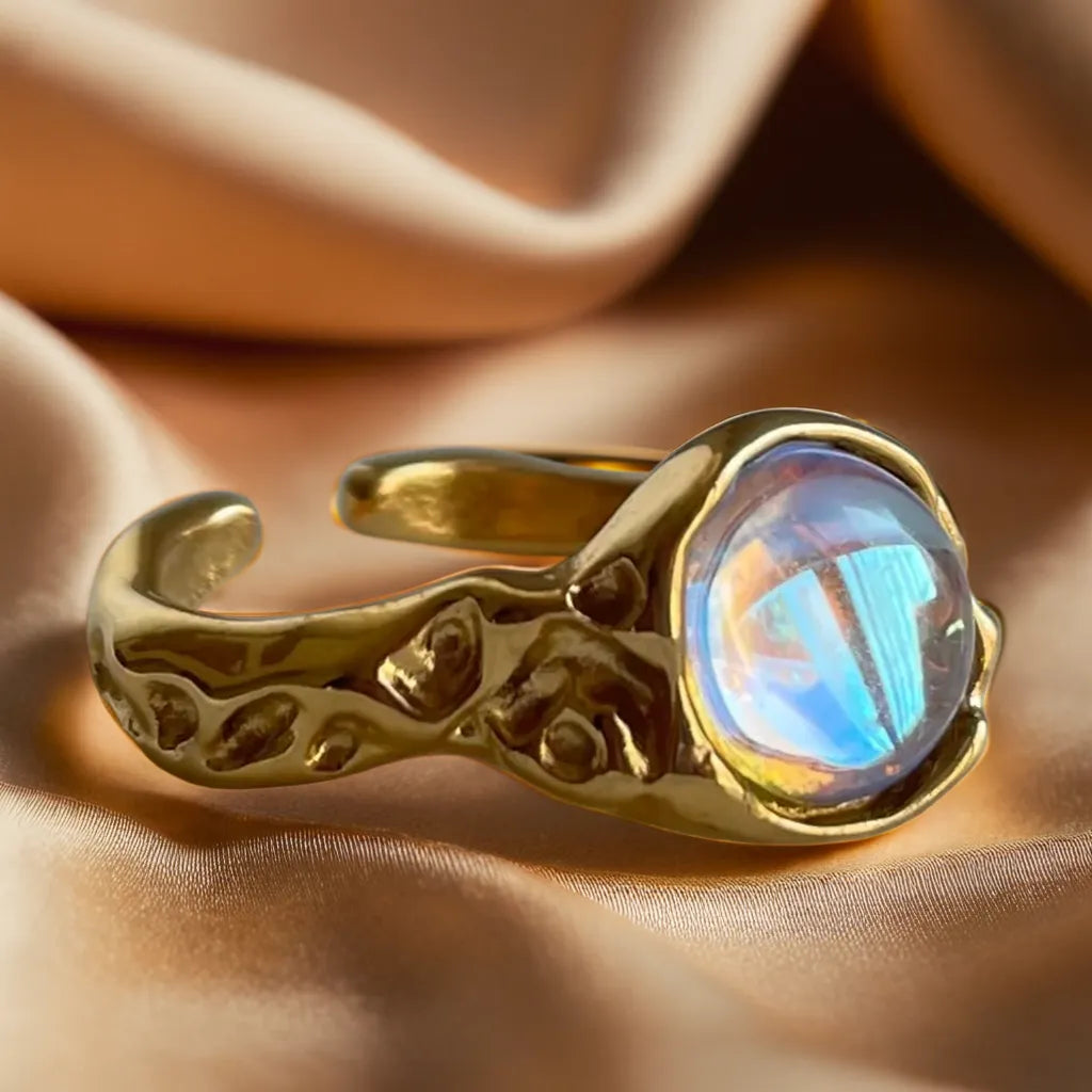 Opale Martelée Élégance – Bague Femme Dorée 18K Ajustable